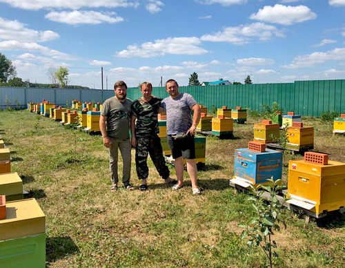 Пчеловоды на центральной пасеке